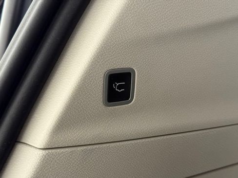 Used 2023 Chrysler Voyager LX FWD image 5