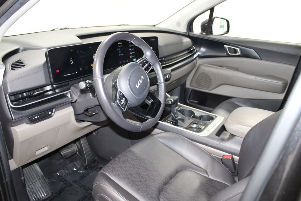 Used 2025 Kia Carnival FWD image 14