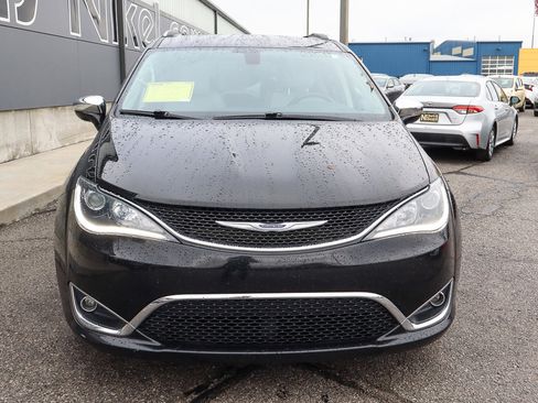 Used 2020 Chrysler Pacifica Limited image 2