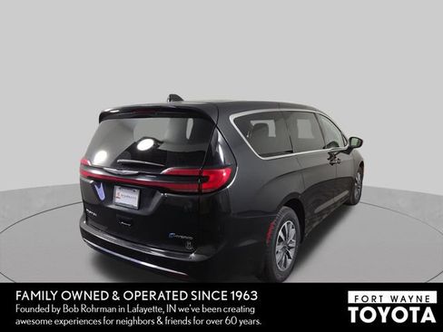 Used 2023 Chrysler Pacifica Touring-L FWD image 7