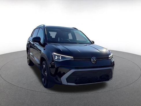 Used 2025 Volkswagen Taos SE image 3