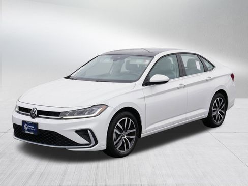 Certified 2025 Volkswagen Jetta SE image 3