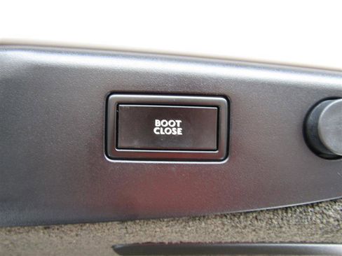 Used 2017 Bentley Flying Spur V8 image 52