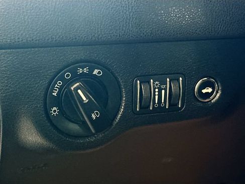 Used 2011 Chrysler 300 Limited RWD image 10