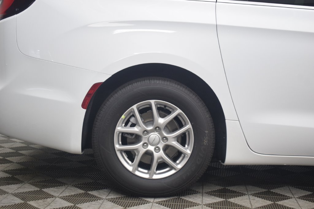New 2027 Chrysler Pacifica Select FWD image 8