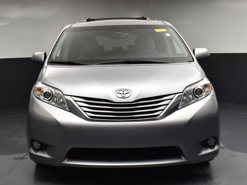 Used 2017 Toyota Sienna XLE w/ XLE Navigation Package image 3