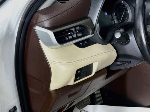 Used 2020 Toyota Highlander XLE AWD/4WD image 10
