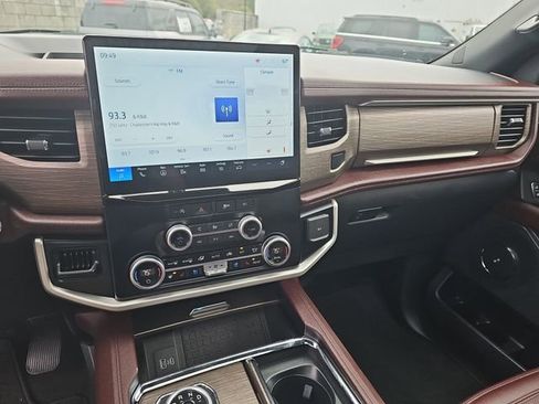 Used 2024 Ford Expedition Limited image 23