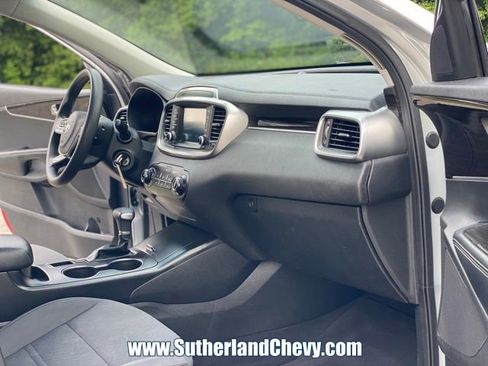 Used 2020 Kia Sorento LX FWD image 17