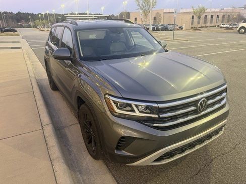 Used 2023 Volkswagen Atlas SE w/ Black Wheel Package image 4