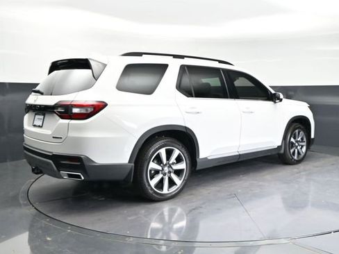 Used 2025 Honda Pilot Touring image 5