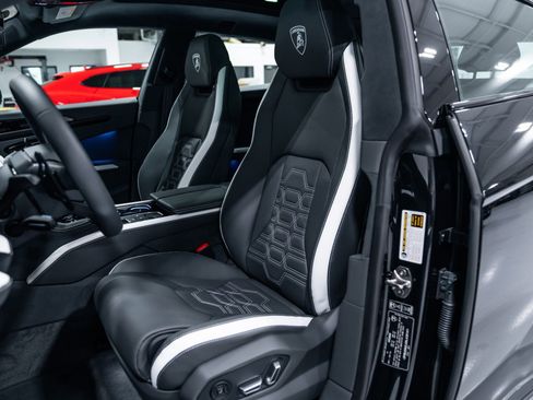 Used 2025 Lamborghini Urus SE image 10