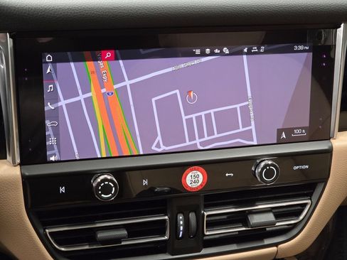 Certified 2026 Porsche Macan AWD/4WD image 19