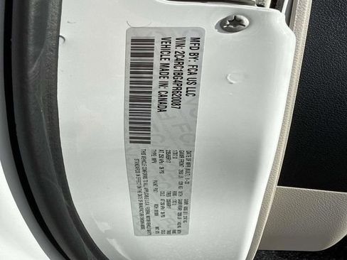 Used 2023 Chrysler Pacifica Touring-L FWD image 37