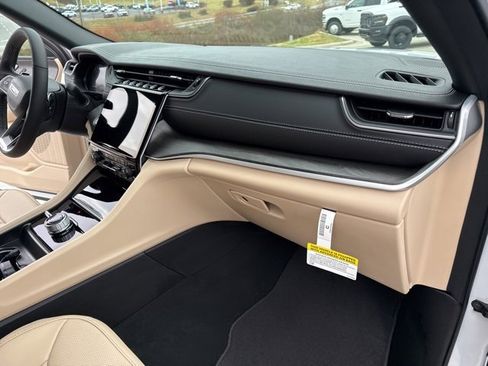 New 2025 Jeep Grand Cherokee Limited image 36