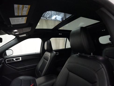 Used 2020 Ford Explorer XLT w/ Equipment Group 202A AWD/4WD image 32