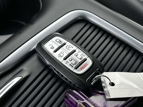 Used 2023 Chrysler Pacifica Touring-L image 30