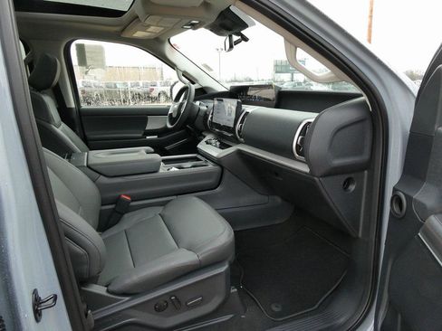 New 2025 Ford Expedition Active image 12