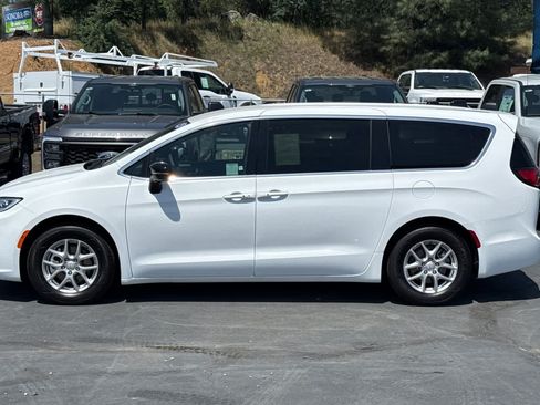 Used 2025 Chrysler Pacifica Select FWD image 7
