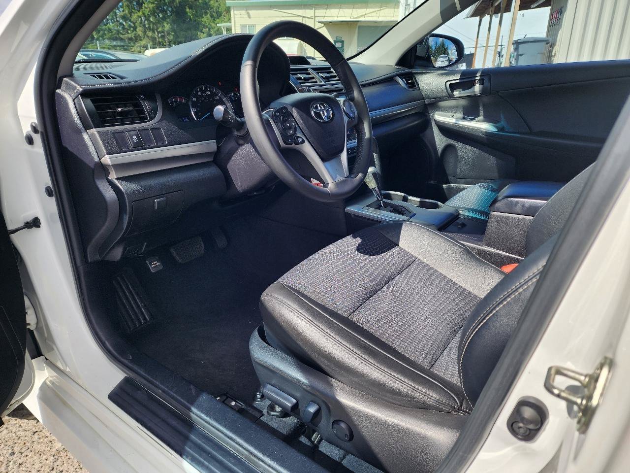 Used 2014 Toyota Camry SE FWD image 13