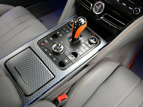 Used 2025 Bentley Flying Spur Plug-In Hybrid AWD/4WD image 26