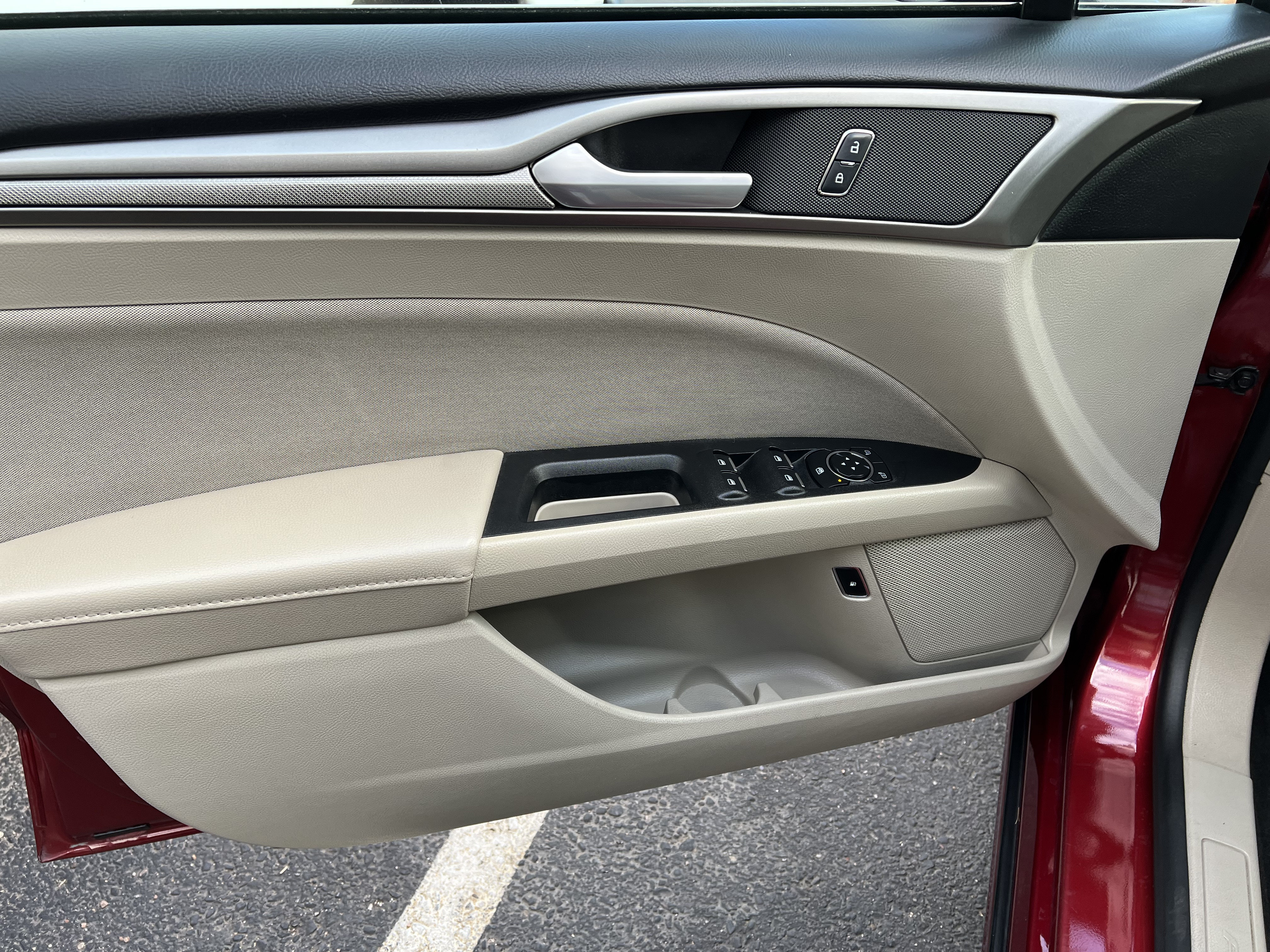 Used 2018 Ford Fusion SE FWD image 15