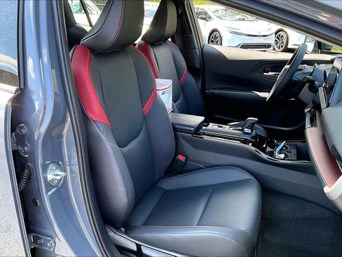 Used 2025 Toyota Prius Plug-In Hybrid image 8