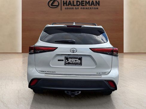 Used 2023 Toyota Highlander XLE AWD/4WD image 5
