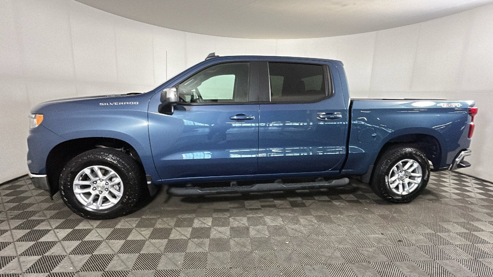 Used 2024 Chevrolet Silverado 1500 LT AWD/4WD image 6