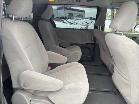 Used 2018 Toyota Sienna LE image 11