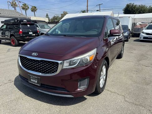 Used 2018 Kia Sedona LX FWD image 3