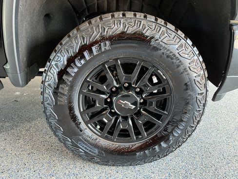 Used 2024 Chevrolet Silverado 2500 ZR2 w/ Technology Package AWD/4WD image 32