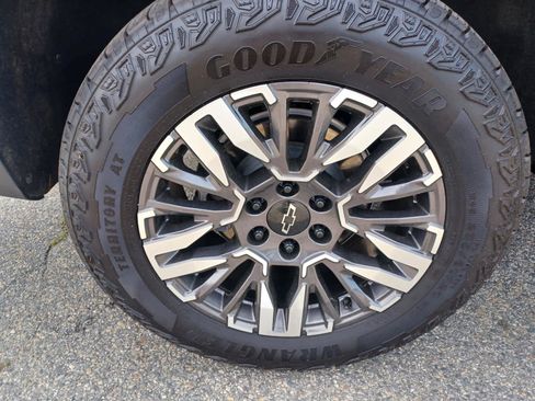 Used 2026 Chevrolet Tahoe Z71 w/ Z71 Off-Road Package AWD/4WD image 31