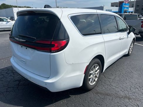 Used 2025 Chrysler Pacifica Select FWD image 5