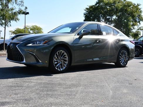 New 2025 Lexus ES 300h w/ Luxury Package image 3