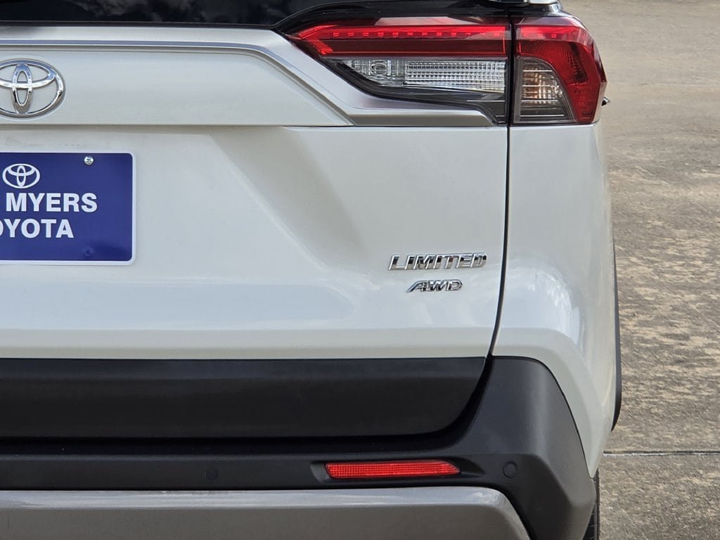 Used 2019 Toyota RAV4 Limited w/ Cold Weather Package AWD/4WD image 9