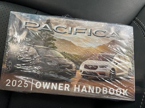 Used 2025 Chrysler Pacifica Select FWD image 35