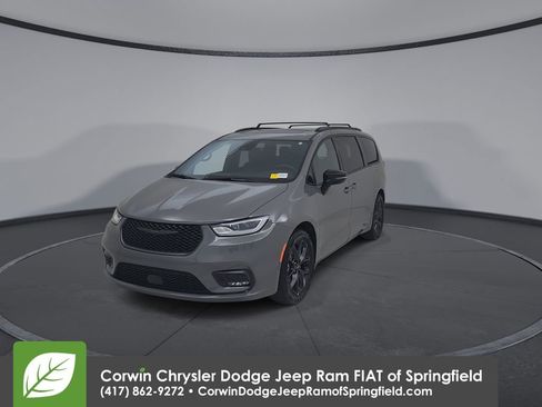 Used 2025 Chrysler Pacifica Limited FWD image 6