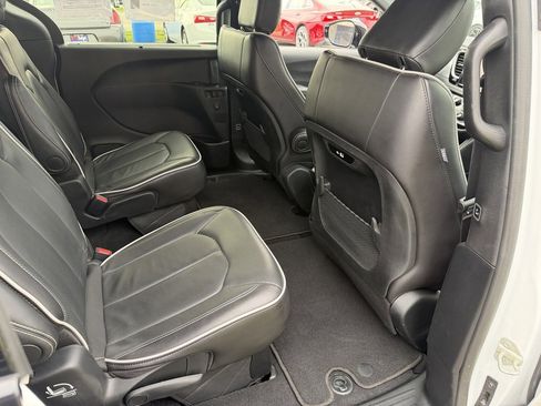 Used 2025 Chrysler Pacifica Limited FWD image 38