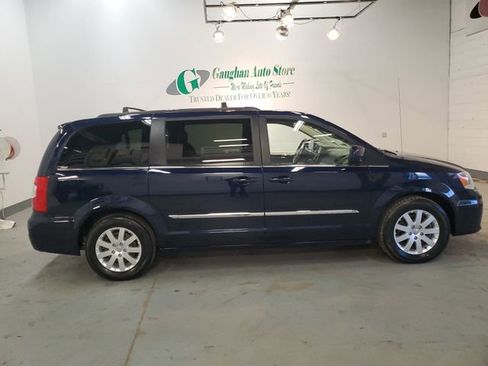Used 2016 Chrysler Town & Country Touring image 10