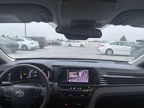 Used 2025 Toyota Camry LE image 31