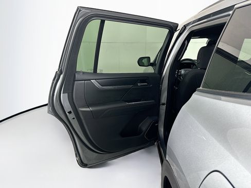 Used 2025 GMC Acadia Elevation image 27