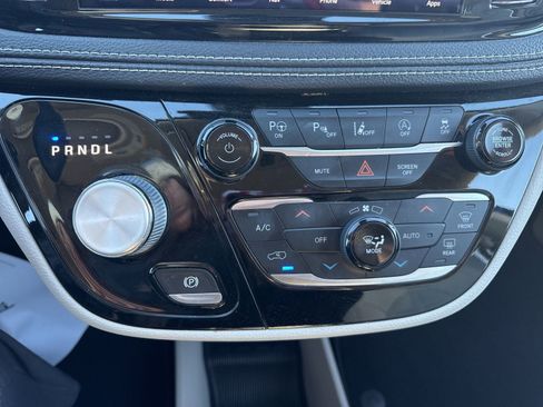 Used 2021 Chrysler Pacifica Touring-L w/ Uconnect Theater Family Group image 18