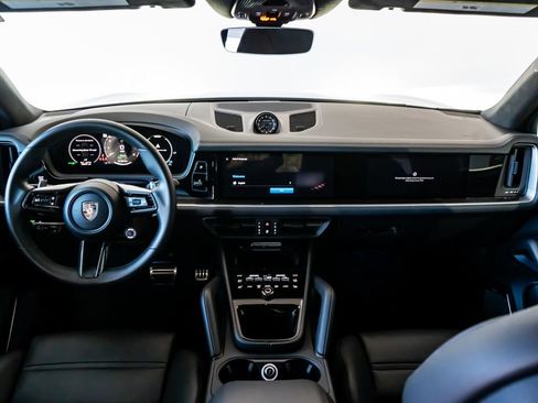 Certified 2025 Porsche Cayenne Turbo AWD/4WD image 20