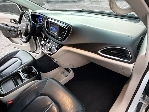 Used 2020 Chrysler Pacifica Touring-L image 33