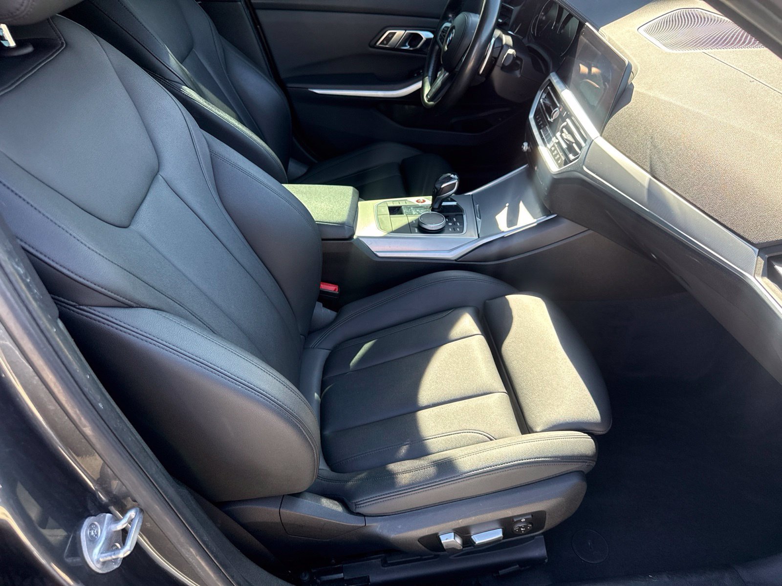 Used 2020 BMW 330i Sedan w/ M Sport Package RWD image 26