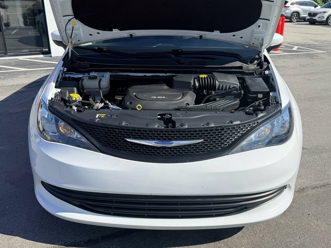 Used 2018 Chrysler Pacifica L FWD image 11