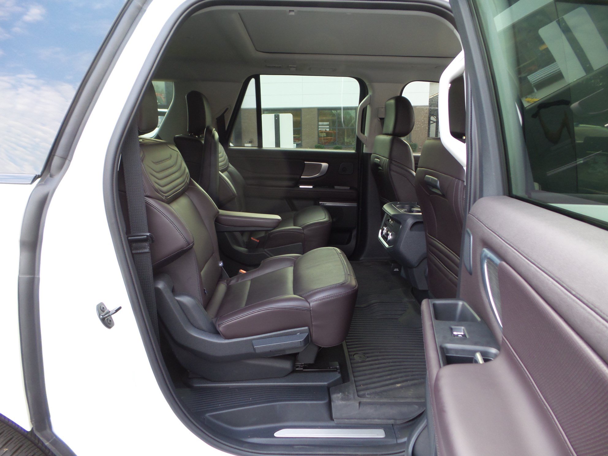 Used 2025 Ford Expedition Max Platinum w/ Platinum Ultimate Package AWD/4WD image 37