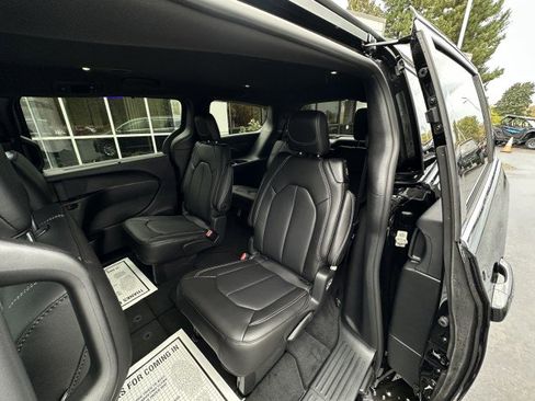 New 2026 Chrysler Pacifica Select image 13