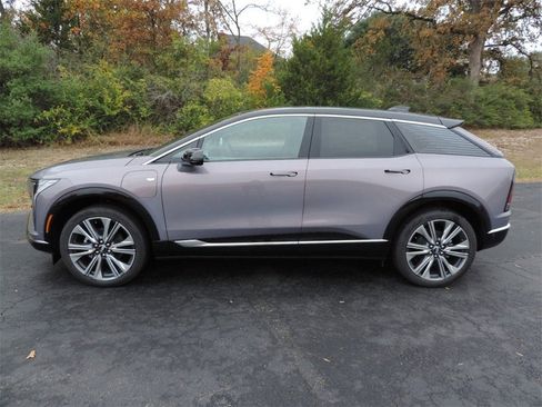 New 2026 Cadillac Optiq Luxury 2 image 8